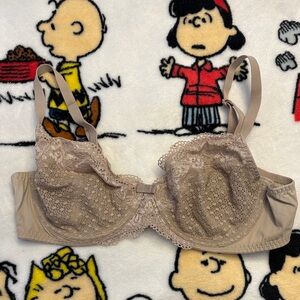 Wonderbra Lace Underwire Bra in Beige